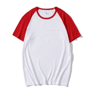 Vista dettagliata di una maglietta raglan a maniche corte con design bianco e rosso.