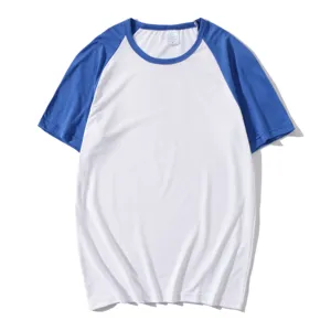 Vista dettagliata del classico design del colletto della t-shirt a maniche corte raglan.