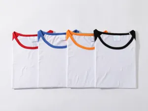 Primo piano dettagliato di quattro magliette ringer bianche piegate con colletti colorati.