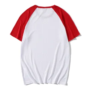 Dettaglio di abbigliamento a maniche corte raglan, corpo bianco con maniche rosse.