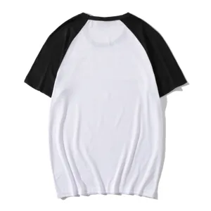Classica maglietta a maniche corte raglan tinta unita, corpo bianco e maniche nere.