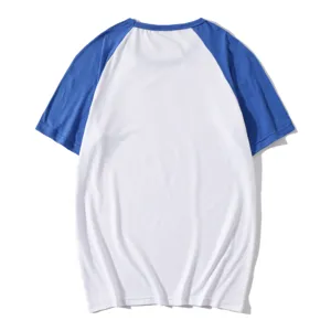 Vista dettagliata della t-shirt bianca unita con maniche raglan e colletto blu.