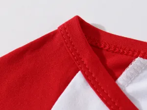 Primo piano del colletto della t-shirt raglan bicolore rosso e bianco con cuciture precise.