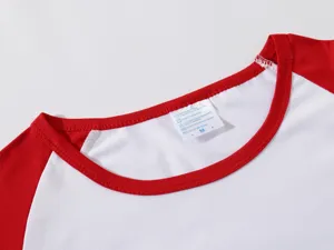 T-shirt basic unisex maniche raglan girocollo bianco e rosso dettaglio design contrasto.