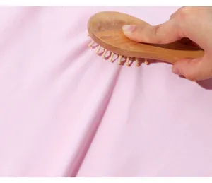Vista detallada del tejido de camiseta infantil de algodón suave con textura de madera.