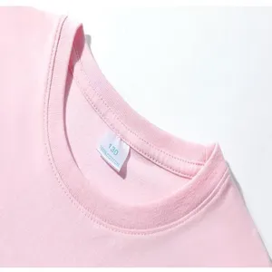 Detalle del cuello de camiseta infantil de algodón rosa con etiqueta de talla 130.