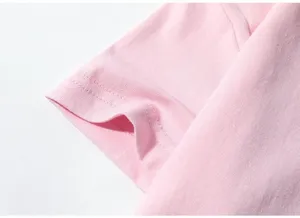 Primer plano detallado de la manga de la camiseta rosa de algodón para niños, costuras finas.