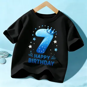 Camiseta negra de manga corta para niños con estampado gráfico de feliz cumpleaños número 7 azul.