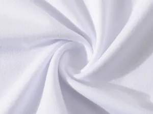 Primo piano del tessuto bianco che mostra una morbida consistenza di cotone modale e piega.