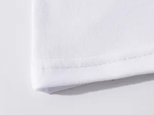 Primo piano dettagliato dell'orlo di una t-shirt bianca in modal con cuciture pulite.