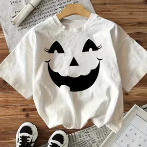 Λευκό T-shirt κοντομάνικο Halloween με μαύρο γραφικό προσώπου κολοκύθας σε ξύλινο φόντο