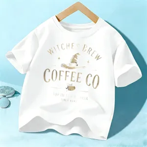 Camiseta blanca de manga corta para niños Halloween con divertido estampado gráfico de café bruja.