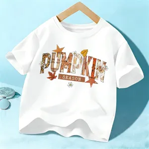 Weißes Kinder Kurzarm T-Shirt mit Kürbis Motiv für den Herbst und schöne Halloween Feiertage.