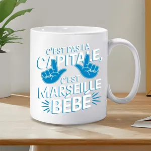 Taza de café de cerámica blanca con eslogan azul de Marsella e impresión de gesto de mano.