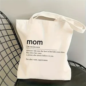 Gros plan détail du sac cabas en toile blanche avec impression de dictionnaire sur chaise.