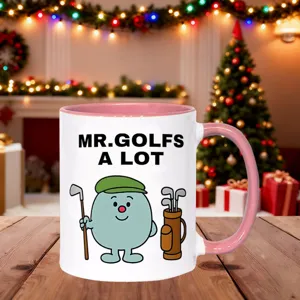 Vue détaillée d'une tasse en céramique avec dessin animé de golf et anse rose pour cadeau.