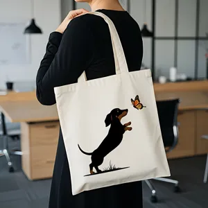 Vue détaillée d'un sac cabas en toile beige avec motif teckel et papillon pour un usage quotidien.