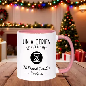 Personalized ceramic coffee mug with funny French text and hourglass design, ideal holiday gift.