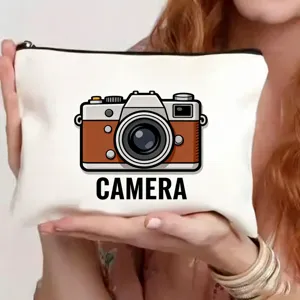 Gedetailleerd overzicht van een wit canvas cosmeticatasje met retro cameraprint en tekst.