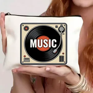 Gedetailleerd uitzicht van een wit canvas etui met rits en een vintage platenspeler print.