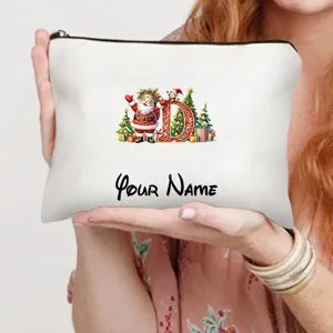 Nahaufnahme Detail der personalisierten Weihnachtstasche mit Weihnachtsmann und Buchstaben.