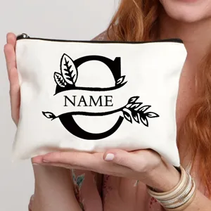 Gedetailleerd overzicht van gepersonaliseerde canvas cosmetische tas met vintage letteropdruk.