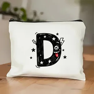 Gedetailleerd overzicht van witte canvas make-up tas met leuke letter D print en handige rits.