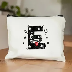 Detailopname van een wit canvas make-up tasje met een schattige cartoon letter E print design.