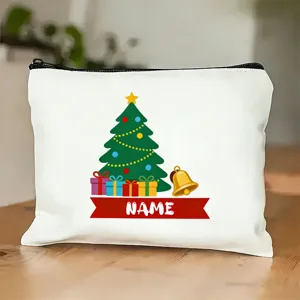 Detailaufnahme einer weißen Canvas-Reißverschlusstasche mit festlichem Weihnachtsbaum.