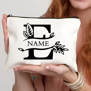 Gepersonaliseerde canvas make-uptas met een stijlvol vintage monogramontwerp en ritssluiting.