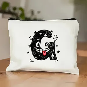 Gedetailleerd weergave van witte canvas cosmetische tas met schattige graffiti letter G.