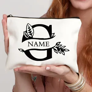 Detail van het witte canvas make-up tasje met een prachtig aangepast letter printontwerp.
