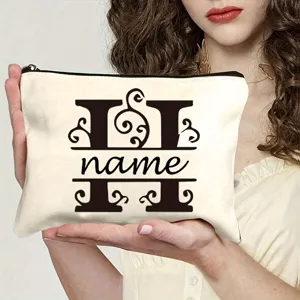 Vue détaillée de la trousse de maquillage en toile avec lettre H personnalisée et nom.