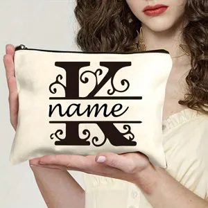 Vue détaillée de la trousse de maquillage en toile personnalisée avec lettre et zip.
