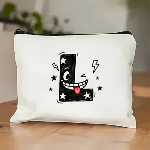 Gedetailleerd overzicht van witte cosmetictas met coole cartoon letter L print en zwarte rits.