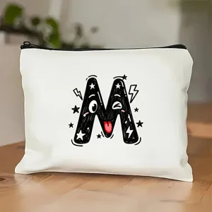 Gedetailleerd overzicht van het witte canvas make-up tasje met een schattig cartoon letter M design.