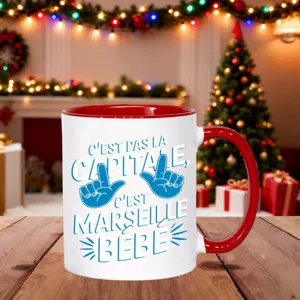 Divertida taza de cerámica de Marseille con diseño azul, regalo de vacaciones perfecto.