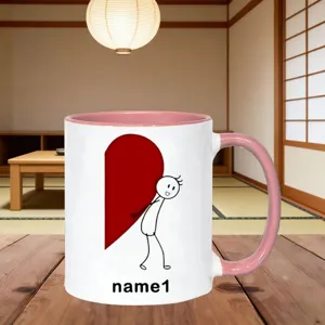 Primo piano dettagliato della tazza con cuore personalizzato, regalo romantico per coppie.