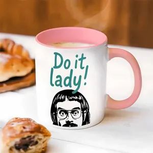 Retro grappige brillen man keramische koffiemok met roze handvat en binnenrand, detailopname.