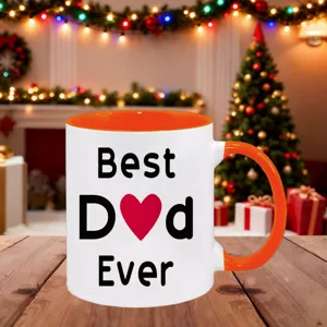 Vue de détail de la tasse à café en céramique Best Dad Ever avec intérieur orange pour cadeau.