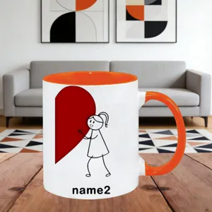 Dettaglio in primo piano della tazza in ceramica personalizzata con cuore e manico arancione.