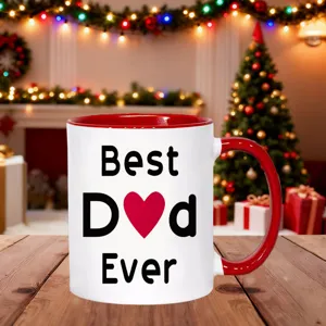 Gros plan de la tasse a cafe en ceramique avec motif coeur rouge Best Dad Ever sur table.