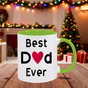 Vue détaillée de la tasse en céramique Best Dad Ever avec poignée verte et décorations.