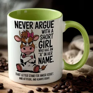 Taza de café de cerámica con divertido estampado de vaca y asa verde, regalo ideal.