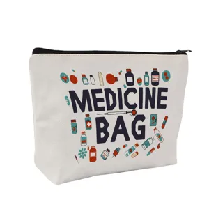 Primo piano dettagliato della borsa medica in tela bianca con grafiche stampate e zip nera.