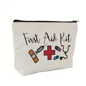 Vista dettagliata di una borsa cosmetica bianca in tela con stampa a tema di primo soccorso.