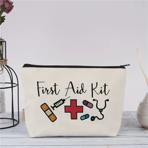 Vista dettagliata della trousse trucco in tela bianca con stampe di icone mediche.