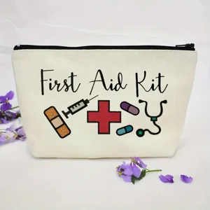Dettaglio della trousse trucco di pronto soccorso in tela con icone mediche e zip.