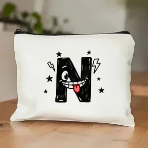Detailopname van witte canvas cosmetische tas met grappige cartoon letter N opdruk.