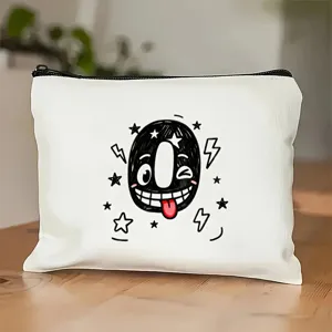 Close-up van een witte cosmetische tas van canvas met een koele cartoonprint.